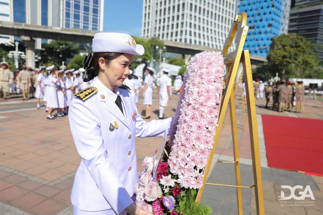 DGA หรือ สำนักงานพัฒนารัฐบาลดิจิทัล (องค์การมหาชน) โดย นางสาวอภิณห์พร อังคกมลเศรษฐ์ รองผู้อำนวยการสำนักงานพัฒนารัฐบาลดิจิทัล และเจ้าหน้าที่ เข้าร่วมพิธีวางพวงมาลาถวายราชสักการะพระบรมราชานุสาวรีย์พระบาทสมเด็จพระมงกุฎเกล้าเจ้าอยู่หัว (รัชกาลที่ 6) เนื่องในอภิลักขิตสมัยคล้ายวันสวรรคต ร.6 ณ สวนลุมพินี กรุงเทพฯ