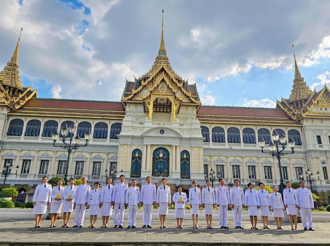 นางพวงเพ็ชร ชุนละเอียด รัฐมนตรีประจำสำนักนายกรัฐมนตรี นำคณะผู้บริหารและเจ้าหน้าที่หน่วยงานภายใต้สังกัดสำนักนายกรัฐมนตรี เข้าร่วมถวายแจกันดอกไม้หน้าพระบรมฉายาลักษณ์พระบาทสมเด็จพระเจ้าอยู่หัว และสมเด็จพระนางเจ้าฯ พระบรมราชินี และร่วมลงนามถวายพระพรเนื่องในโอกาสวันขึ้นปีใหม่ พ.ศ.2567