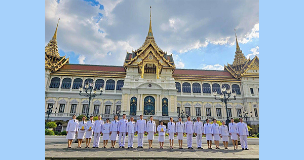 นางพวงเพ็ชร ชุนละเอียด รัฐมนตรีประจำสำนักนายกรัฐมนตรี นำคณะผู้บริหารและเจ้าหน้าที่หน่วยงานภายใต้สังกัดสำนักนายกรัฐมนตรี เข้าร่วมถวายแจกันดอกไม้หน้าพระบรมฉายาลักษณ์พระบาทสมเด็จพระเจ้าอยู่หัว และสมเด็จพระนางเจ้าฯ พระบรมราชินี และร่วมลงนามถวายพระพรเนื่องในโอกาสวันขึ้นปีใหม่ พ.ศ.2567