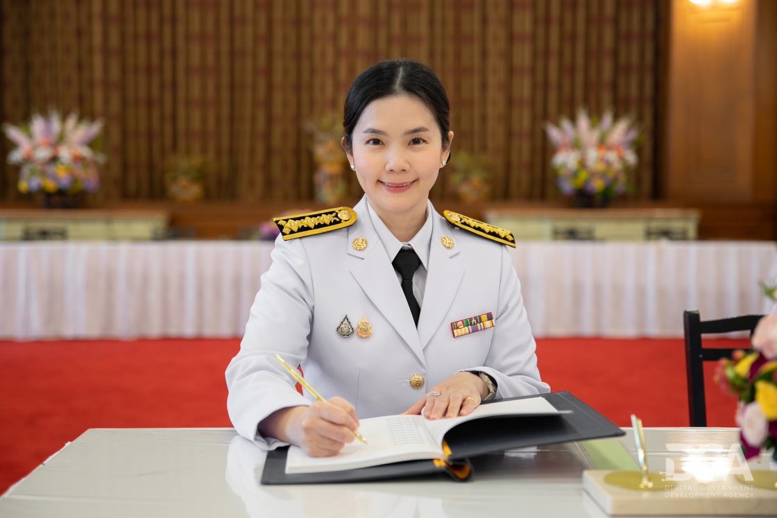 DGA ทูลเกล้าฯ ถวายแจกันดอกไม้เบื้องหน้าพระบรมฉายาลักษณ์ และร่วมลงนามถวายพระพรชัยมงคล สมเด็จพระนางเจ้าสิริกิติ์ พระบรมราชินีนาถ พระบรมราชชนนีพันปีหลวง เนื่องในโอกาสวันเฉลิมพระชนมพรรษา 12 สิงหาคม 2568
