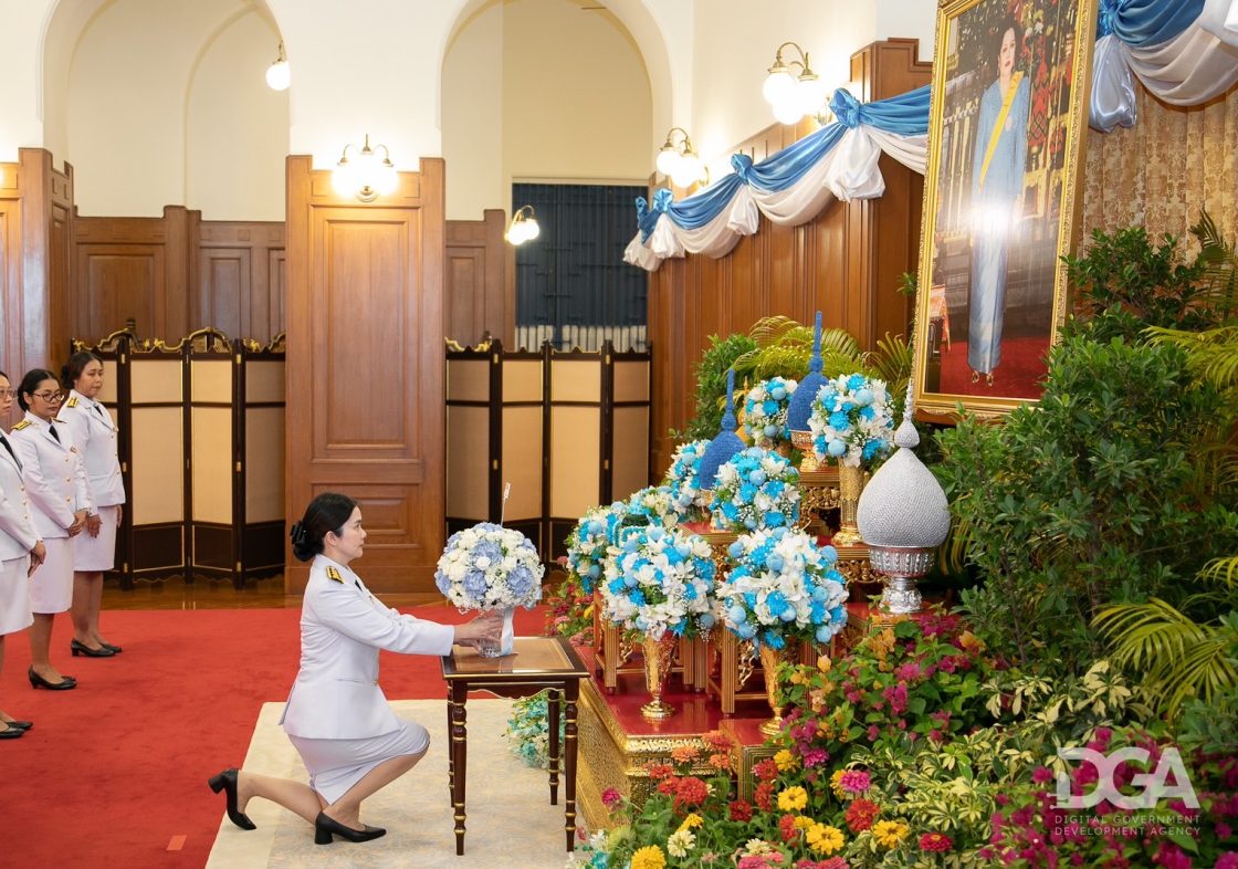 DGA ทูลเกล้าฯ ถวายแจกันดอกไม้เบื้องหน้าพระบรมฉายาลักษณ์ และร่วมลงนามถวายพระพรชัยมงคล สมเด็จพระนางเจ้าสิริกิติ์ พระบรมราชินีนาถ พระบรมราชชนนีพันปีหลวง เนื่องในโอกาสวันเฉลิมพระชนมพรรษา 12 สิงหาคม 2568