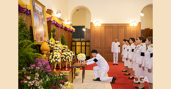 DGA ร่วมทูลเกล้าฯ ถวายแจกันดอกไม้หน้าพระบรมฉายาลักษณ์ฯ และลงนามถวายพระพรชัยมงคลพระบาทสมเด็จพระเจ้าอยู่หัว และสมเด็จพระนางเจ้าฯ พระบรมราชินี เนื่องในเทศกาลวันขึ้นปีใหม่ พุทธศักราช 2569